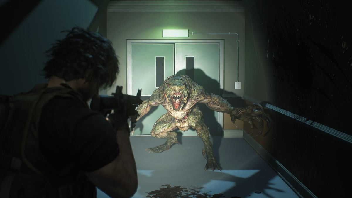 Carlos Oliveira aims his assault rifle at a Hunter in a screenshot from Resident Evil 3 remake