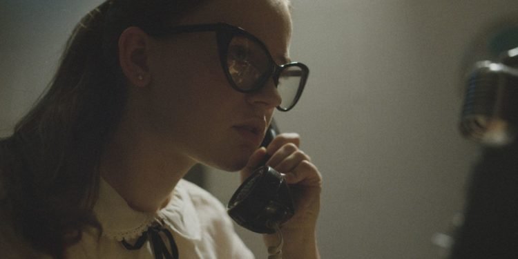 Amazon’s grainy retro sci-fi movie The Vast of Night plays like an unbeatable campfire story