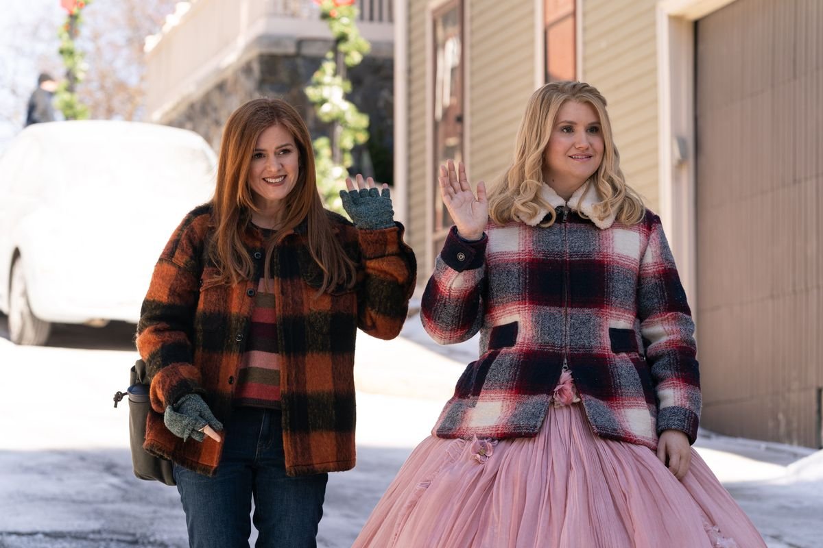 Isla Fisher as Mackenzie Walsh and Jillian Bell as Eleanor in godmothered