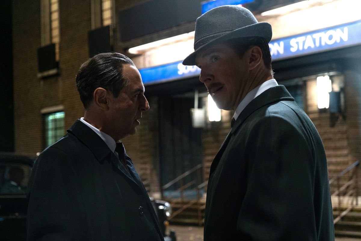 Greville Wynne and Oleg Penkovsky meet in secret at night.