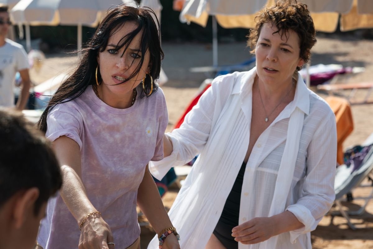 Nina (Dakota Johnson) and Leda (Olivia Colman) on the beach