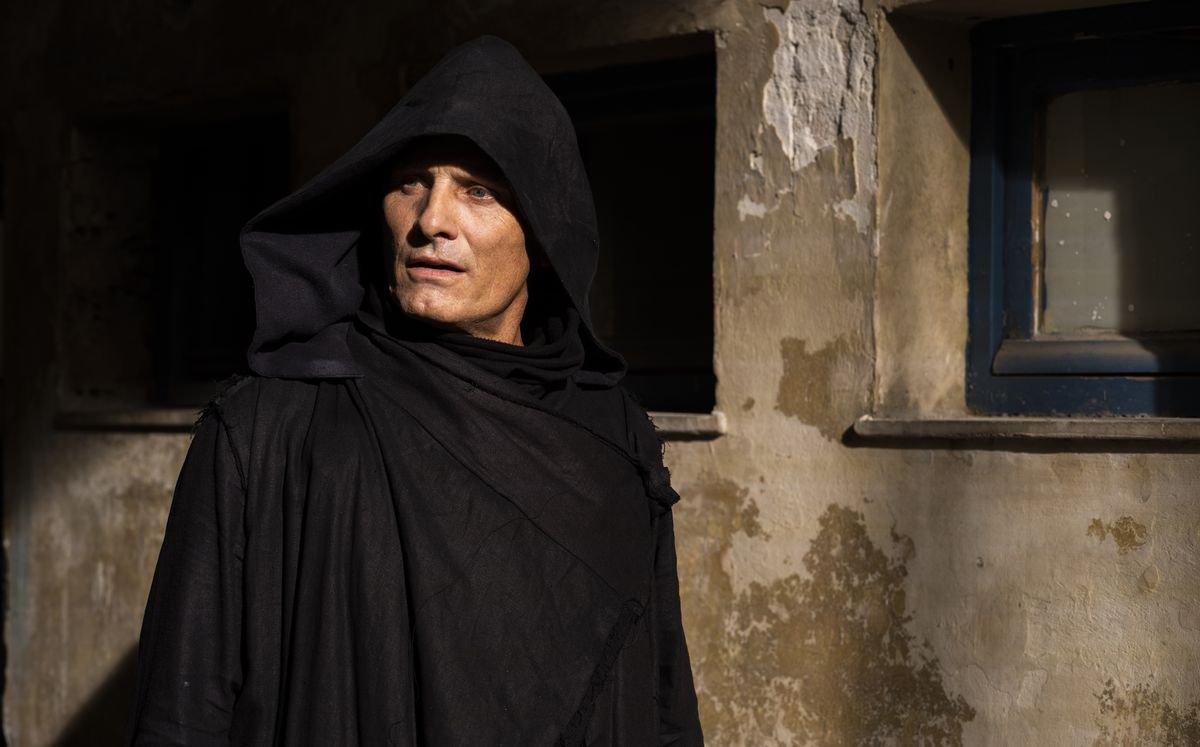 Seriously, Viggo Mortensen more or less in Assassin’s Creed cosplay in Crimes of the Future