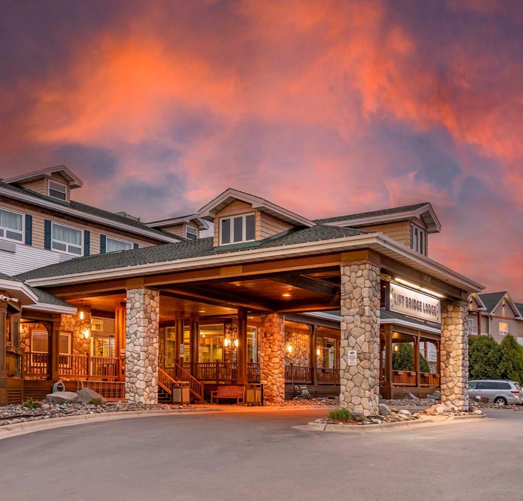 Front entrance of Lift Bridge Lodge in Duluth, Minnesota at sunset