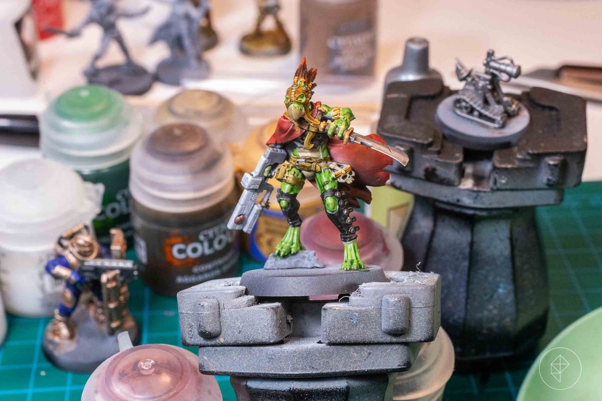 A Kroot soldier with a T’au carbine and a large knife, 95% painted.