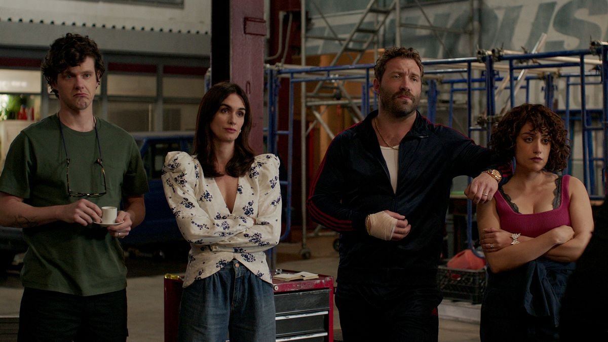 Peter Mark Kendall as Stan Loomis, Paz Vega as Ava Mercer, Jai Courtney as Bob Goodwin, Rosaline Elbay as Judy Goodwin in episode “Blue” of Kaleidoscope