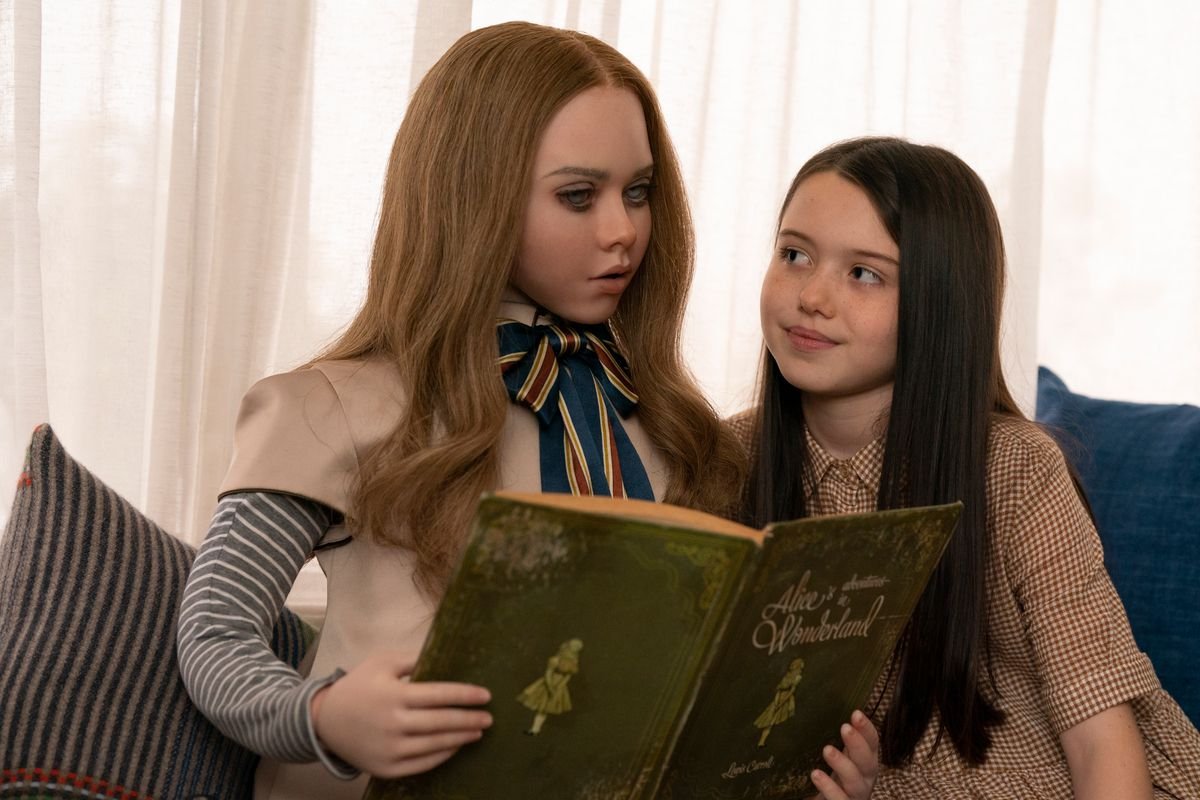 M3gan from M3GAN reading Cady (Violet McGraw) a book