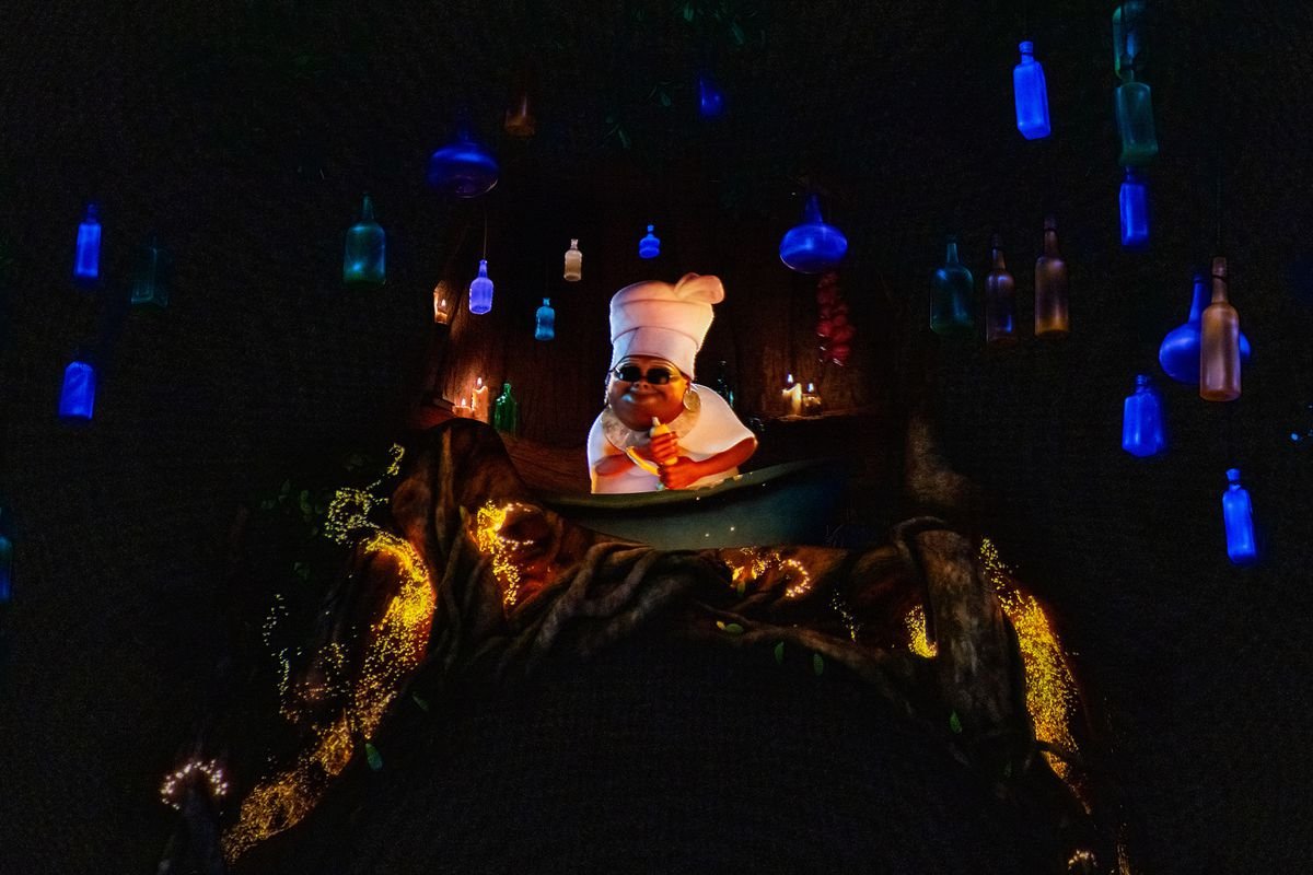 The Mama Odie animatronic perched in a tree